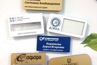 Бейджи из пластика с окошками и без